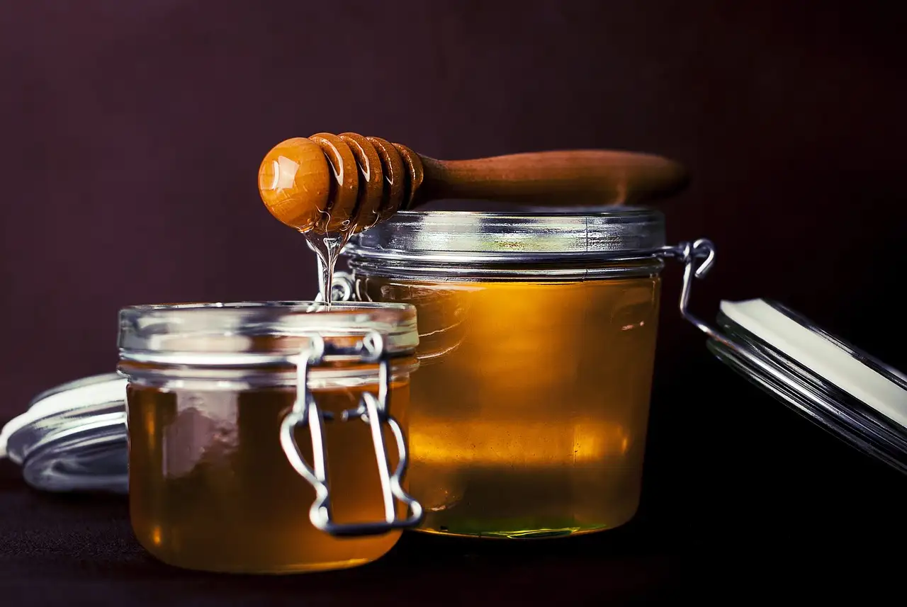 Come ridurre le macchie scure con limone e miele?