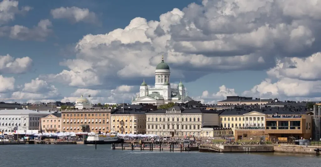 Qual è la capitale della Finlandia e perché è scelta?