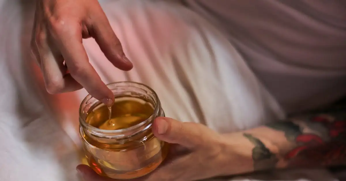 Come può il miele rendere le mani morbide e idratate?