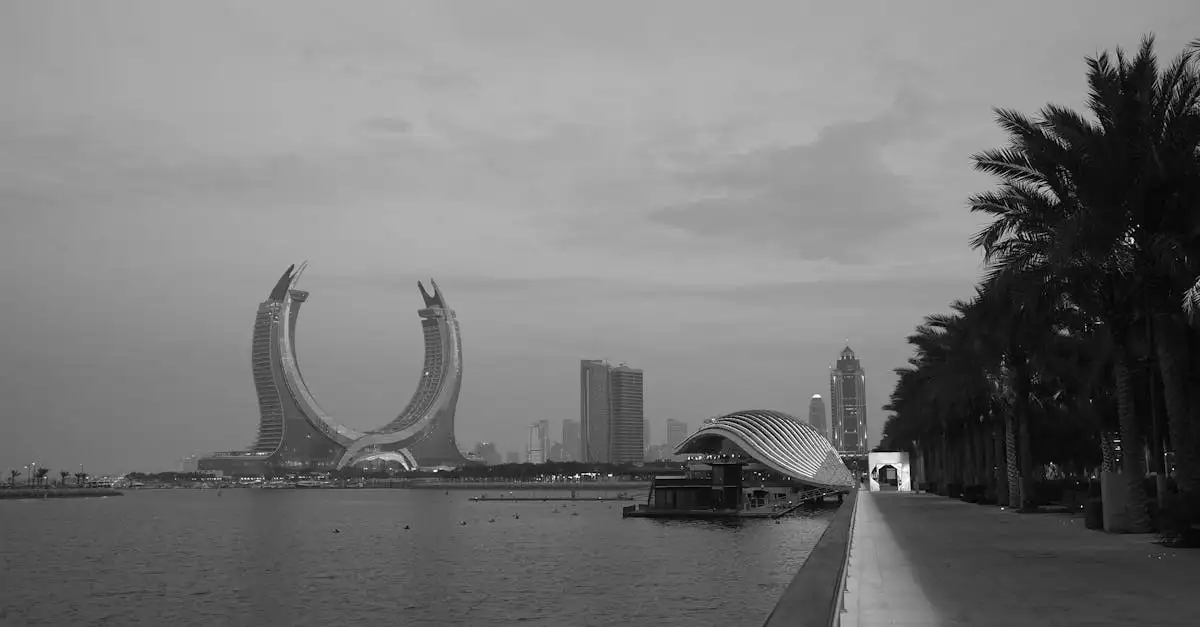 Qual è la città famosa per la passeggiata Corniche?