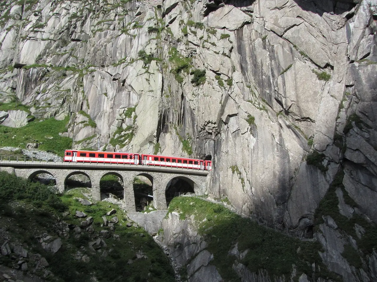 Come è stata realizzata la ferrovia del Gottardo in Svizzera?