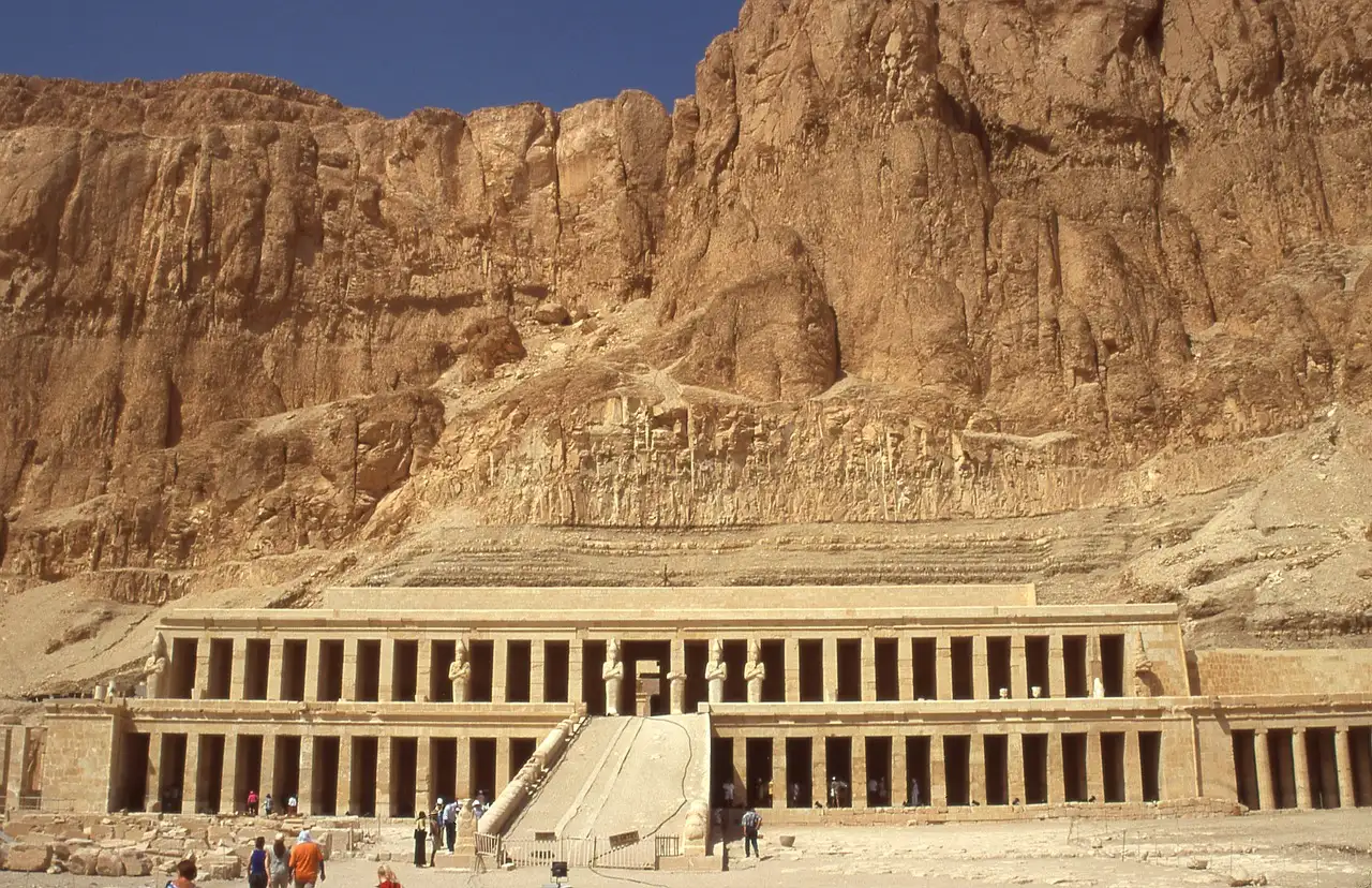 Perché Hatshepsut scelse Deir el-Bahari per il suo tempio?