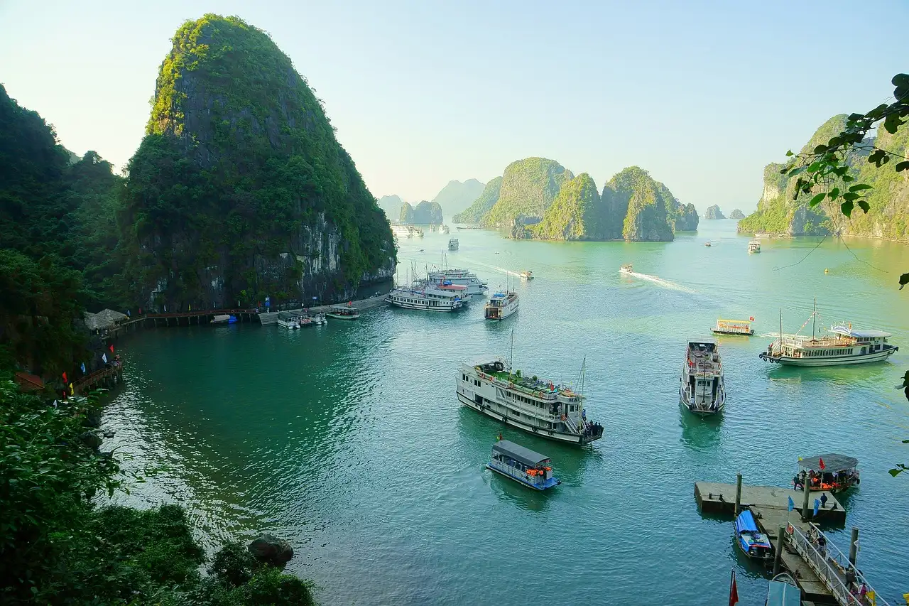 Qual è la città vietnamita famosa per la Baia di Halong?