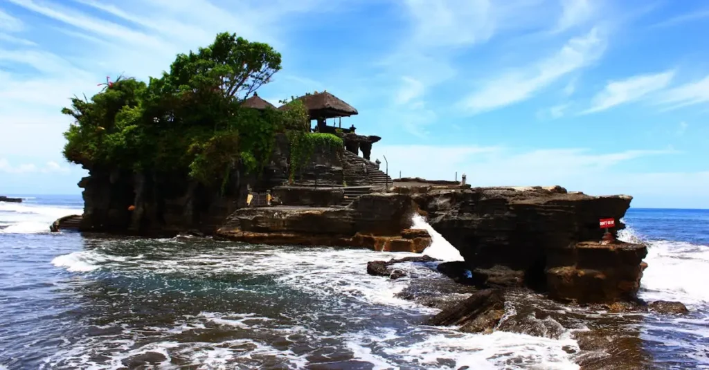 Qual è la città indonesiana celebre per spiagge e templi?